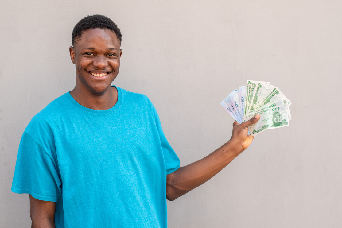 man holding the new nigerian naira notes